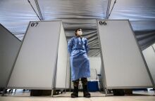 Υγειονομικός σε εμβολιαστικό κέντρο στην Γαλλία