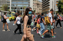 Κοπέλα με μάσκα στη διάβαση πεζών στην πλατεία Συντάγματος (ΦΩΤΟ ΑΡΧΕΙΟΥ) - Τα κρούσματα κορωνοϊού θα ανέβουν το επόμενο χρονικό διάστημα, προειδοποίησε ο Δημοσθένης Σαρηγιάννης