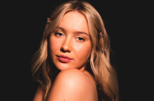 Κοπέλα με ακμή στο πρόσωπο