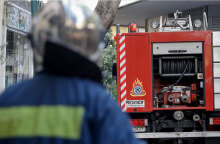 Πυροσβέστης δίπλα σε πυροσβεστικό όχημα (ΦΩΤΟ ΑΡΧΕΙΟΥ) - Νεκρή γυναίκα στον Άγιο Δημήτριο μέσα σε διαμέρισμα όπου νωρίτερα εκδηλώθηκε φωτιά