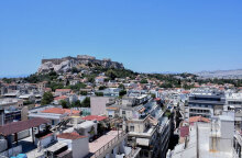 Σπίτια στην Αθήνα με φόντο την Ακρόπολη (ΦΩΤΟ ΑΡΧΕΙΟΥ) - Μέσα στις επόμενες ημέρες τα ειδοποιητήρια του ΕΝΦΙΑ με διπλή δόση για τους ιδιοκτήτες ακινήτων