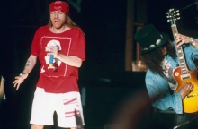 Οι Guns 'N Roses κατά τη διάρκεια συναυλίας στο Milton Keynes Bowl το 1993
