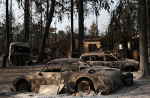 Καμένα αυτοκίνητα στη Βαρυπόμπη μετά τις πυρκαγιές τον Αύγουστο (ΦΩΤΟ ΑΡΧΕΙΟΥ)