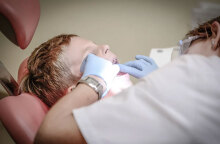 Οδοντίατρος εξετάζει τα δόντια παιδιού (ΦΩΤΟ ΑΡΧΕΙΟΥ) - Δωρεάν ιατρικές εξετάσεις σε παιδιά από τον Δήμο Αθηναίων για τη νέα σχολική χρονιά