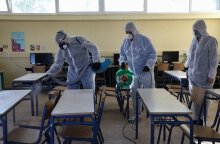 Απολύμανση για κορωνοϊό σε σχολείο (ΦΩΤΟ ΑΡΧΕΙΟΥ) - Τρίτη δόση για όλους τους επόμενες μήνες, σύμφωνα με τη Ματίνα Παγώνη
