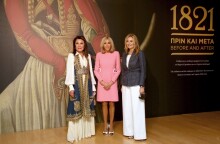 Στο Μουσείο Μπενάκη η Μπριζίτ Μακρόν συνοδευόμενη από τη Μαρέβα Γκραμπόφσκι-Μητσοτάκη και τη Γιάννα Αγγελοπούλου-Δασκαλάκη