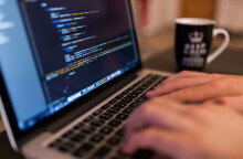 Χρήστης πληκτρολογεί σε υπολογιστή (ΦΩΤΟ ΑΡΧΕΙΟΥ)