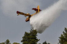 Αεροσκάφος Canadair επιχειρεί σε δασική πυρκαγιά