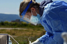 Υγειονομικός από κινητό κλιμάκιο του ΕΟΔΥ διενεργεί δωρεάν rapid test για κορωνοϊό (ΦΩΤΟ ΑΡΧΕΙΟΥ) - Σε 35 σημεία σήμερα Κυριακή 19 Σεπτεμβρίου 2021