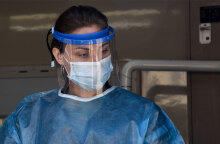 Νοσηλεύτρια με μάσκα για τον κορωνοϊό (ΦΩΤΟ ΑΡΧΕΙΟΥ) - Η πλατφόρμα των ραντεβού για την τρίτη δόση εμβολίου ανοίγει στις 30 Σεπτεμβρίου 2021 - Αφορά άτομα ηλικίας άνω των 60 ετών και υγειονομικούς