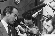 Ο Γάλλος υπουργός Δικαιοσύνης Ρόμπερτ Μπαντιντέρ συνομιλεί με δημοσιογράφους έξω από το παλάτι των Ηλυσίων, μετά την πρότασή του για κατάργηση της θανατικής ποινής