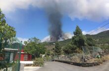 Στήλη πυκνού μαύρου καπνού και στάχτης στη νήσο Λα Πάλμα μετά την έκρηξη του ηφαιστείου στην Ισπανία