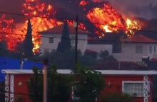 Ποτάμι λάβας από το ηφαίστειο Πάλμα στην Ισπανία δίπλα σε σπίτια
