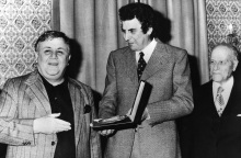 Ο Μίκης Θεοδωράκης δείχνει το βραβείο του στον Μάνο Χατζιδάκι, Ίδρυμα Ωνάση, Φεβρουάριος 1977