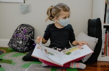 Παιδί με μάσκα