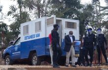 AΣΤΥΝΟΜΙΚΕΣ ΔΥΝΑΜΕΙΣ ΣΥΝΟΔΕΥΟΥΝ ΤΟΝ PAUL RUSESABAGINA ΣΤΟ ΔΙΚΑΣΤΗΡΙΟ