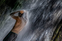 Άνδρας σε καταρράκτη (ΦΩΤΟ ΑΡΧΕΙΟΥ) - Ζεστός ο καιρός σήμερα Δευτέρα 20 Σεπτεμβρίου 2021 με «39άρια» στην Κρήτη