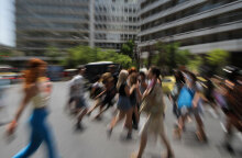 Πολίτες διασχίζουν τη διάβαση στην πλατεία Συντάγματος (ΦΩΤΟ ΑΡΧΕΙΟΥ) - Τα νέα κρούσματα κορωνοϊού σήμερα Τρίτη 21 Σεπτεμβρίου 2021 ανακοίνωσε ο ΕΟΔΥ