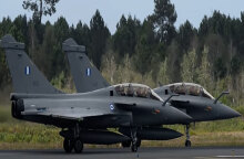 Τα δύο πρώτα ελληνικά μαχητικά Rafale σε γαλλική στρατιωτική βάση, έτοιμα να απογειωθούν