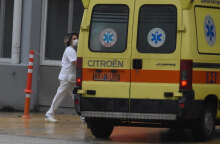 Νοσηλεύτρια με μάσκα για κορωνοϊό περνά μπροστά από ασθενοφόρο ΕΚΑΒ (ΦΩΤΟ ΑΡΧΕΙΟΥ) - Πρώτη η Μύκονος στον δείκτη θετικότητας για την εβδομάδα 13-19 Σεπτεμβρίου 2021