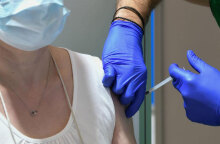 Χορήγηση εμβολίου για κορωνοϊό (ΦΩΤΟ ΑΡΧΕΙΟΥ) - Τρεις συλλήψεις στο ΙΚΑ Αλεξάνδρας για εικονικούς εμβολιασμούς, με 75χρονη γιατρό να συλλαμβάνεται επ' αυτοφώρω 