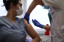 Υγειονομικός χορηγεί εμβόλιο κατά της Covid-19 (ΦΩΤΟ ΑΡΧΕΙΟΥ) - Σύζυγος αρνητής στον Καναδά χτύπησε νοσοκόμα που εμβολίασε τη γυναίκα του χωρίς την άδειά του