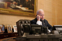 Ο πρόεδρος των ΗΠΑ Τζο Μπάιντεν μιλά στο τηλέφωνο (ΦΩΤΟ ΑΡΧΕΙΟΥ) - Πραγματοποιήθηκε η πρώτη τηλεφωνική επικοινωνία με τον Εμανουέλ Μακρόν μετά τη συμφωνία AUKUS