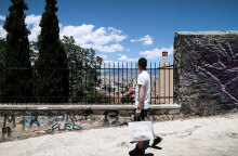 Τουρίστας με στραμμένο το βλέμμα στην Αθήνα (ΦΩΤΟ ΑΡΧΕΙΟΥ) - Τα νέα κρούσματα κορωνοϊού σήμερα Τετάρτη 22 Σεπτεμβρίου 2021 ανακοίνωσε ο ΕΟΔΥ