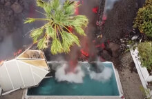 Η στιγμή που η λάβα από το ηφαίστειο στη νήσο Λα Πάλμα της Ισπανίας καταλήγει σε πισίνα