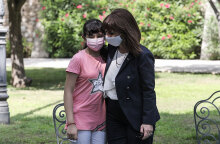 Η Κατερίνα Σακελλαροπούλου, Πρόεδρος της Δημοκρατίας, αγκαλιάζει τη μικρή Αρεζού, τη 12χρονη μαθήτρια από το Αφγανιστάν που πήρε υποτροφία για τη Βοστόνη, αφήνοντας πίσω της τη Μόρια και τη Λέσβο