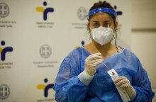 Υγειονομικός στο Σύνταγμα διενεργεί rapid test για τον κορωνοϊό (ΦΩΤΟ ΑΡΧΕΙΟΥ) - Σε 167 σημεία τα κινητά κλιμάκια του ΕΟΔΥ την Πέμπτη 23 Σεπτεμβρίου 2021