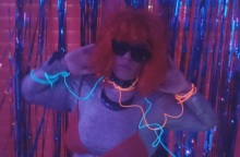 Η τραγουδίστρια Billie Supernatural με κόκκινη περούκα