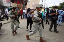 Μια ομάδα ανθρώπων διαδηλώνουν ενάντια στη βία, στο Buenaventura της Κολομβίας, όπου ομάδες διακίνησης ναρκωτικών αγωνίζονται για τον εδαφικό έλεγχο 