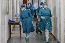 Νοσηλεύτριες με προστατευτική στολή για κορωνοϊό σε νοσοκομείο