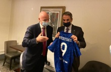 Φανέλα με το νούμερο 9 έδωσε στον Μητσοτάκη ο πρόεδρος της FIFA 