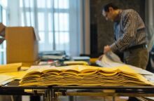 Προετοιμασίες σε εκλογικό κέντρο για τις γερμανικές εκλογές 