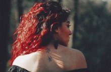 Η πλάτη ενός κοριτσιού.