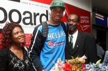 Ο Γιάννης Αντετοκούνμπο με τους γονείς του