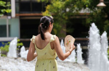 Κοπέλα με βεντάλια στο Σύνταγμα (ΦΩΤΟ ΑΡΧΕΙΟΥ) - Ζεστός ο καιρός σήμερα Κυριακή 26 Σεπτεμβρίου 2021