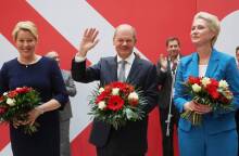 Ο Olaf Scholz, η Franziska Giffey και η Manuela Schwesig ποζάρουν μετά τις δηλώσεις προς τα μέσα ενημέρωσης μετά τις εκλογές στη Γερμανία