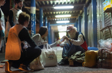 Η Μαριάννα μοιράζει αγάπη στους άστεγους της Αθήνας