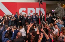 Οι σοσιαλδημοκράτες πανηγυρίζουν τη νίκη τους στις εκλογές