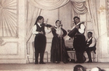 Ο βιολιστής Γιώργος Κονιτόπουλος, η Ειρήνη Κονιτοπούλου Λεγάκη και ο λαουτιέρης Φυρογένης στο Παλλάς