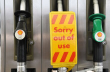 «Εκτός λειτουργίας» γράφει η ταμπέλα στην αντλία σε πρατήριο υγρών καυσίμων στο Λονδίνο, καθώς συνεχίζεται η κρίση με τα καύσιμα στη Βρετανία