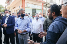 Ο πρωθυπουργός Κυριάκος Μητσοτάκης στο Αρκαλοχώρι συνομιλεί με σεισμοπαθείς