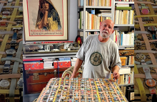 Ο Μάριος Βουτσινάς μπροστά από το έργο με τα 280 ρολόγια Swatch