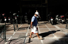 Συνταξιούχος περπατά στο κέντρο της Αθήνας (ΦΩΤΟ ΑΡΧΕΙΟΥ) - Ανακοίνωση για τα αναδρομικά και τις αυξήσεις στις συντάξεις εξέδωσε ο ΕΦΚΑ