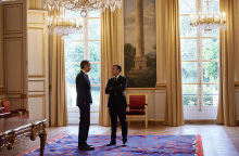 Ο Κυριάκος Μητσοτάκης και ο Εμμανουέλ Μακρόν μετά την υπογραφή της αμυντικής συμφωνίας ανάμεσα σε Ελλάδα και Γαλλία, στο Μέγαρο των Ηλυσίων