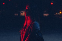 Ένα κορίτσι ποζάρει, με νυχτερινό φωτισμό 