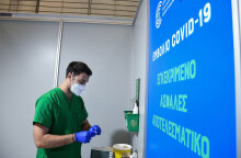 Υγειονομικός ετοιμάζει εμβόλιο για τον κορωνοϊό (ΦΩΤΟ ΑΡΧΕΙΟΥ) - Ανοίγει σήμερα Πέμπτη 30 Σεπτεμβρίου 2021 η πλατφόρμα των ραντεβού για την τρίτη δόση